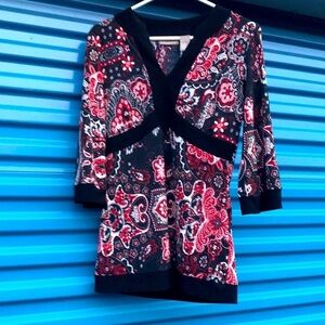 KIM ROGERS SZ MED BLACK RED AND WHITE PAISLEY WOMENS TOP WITH 2 in BLK TRIM